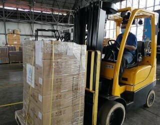 国連人道支援物資備蓄庫（UNHRD）パナマは、WHO向けの個人用保護具（PPE）の委託発送を準備しています。Photo: WFP/Elio Rujano 