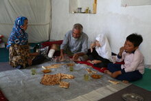 Photo: WFP/Arete. 2021年9月15日、アフガニスタンのマザールにある自宅で食事をする一家。国連WFPは、国内避難民や弱い立場にある家族に食料や現金の支援を行っています。