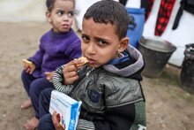 2024年1月11日、ディール・バラフにて。国内避難民への食料支援。Photo: WFP/Ali Jadallah 